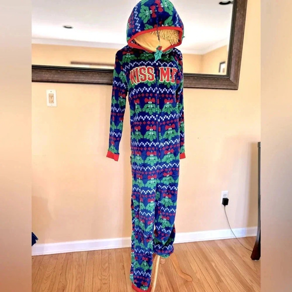 Holiday Time “Kiss Me” Mistle Toe Christmas Onsie - Picture 4 of 10